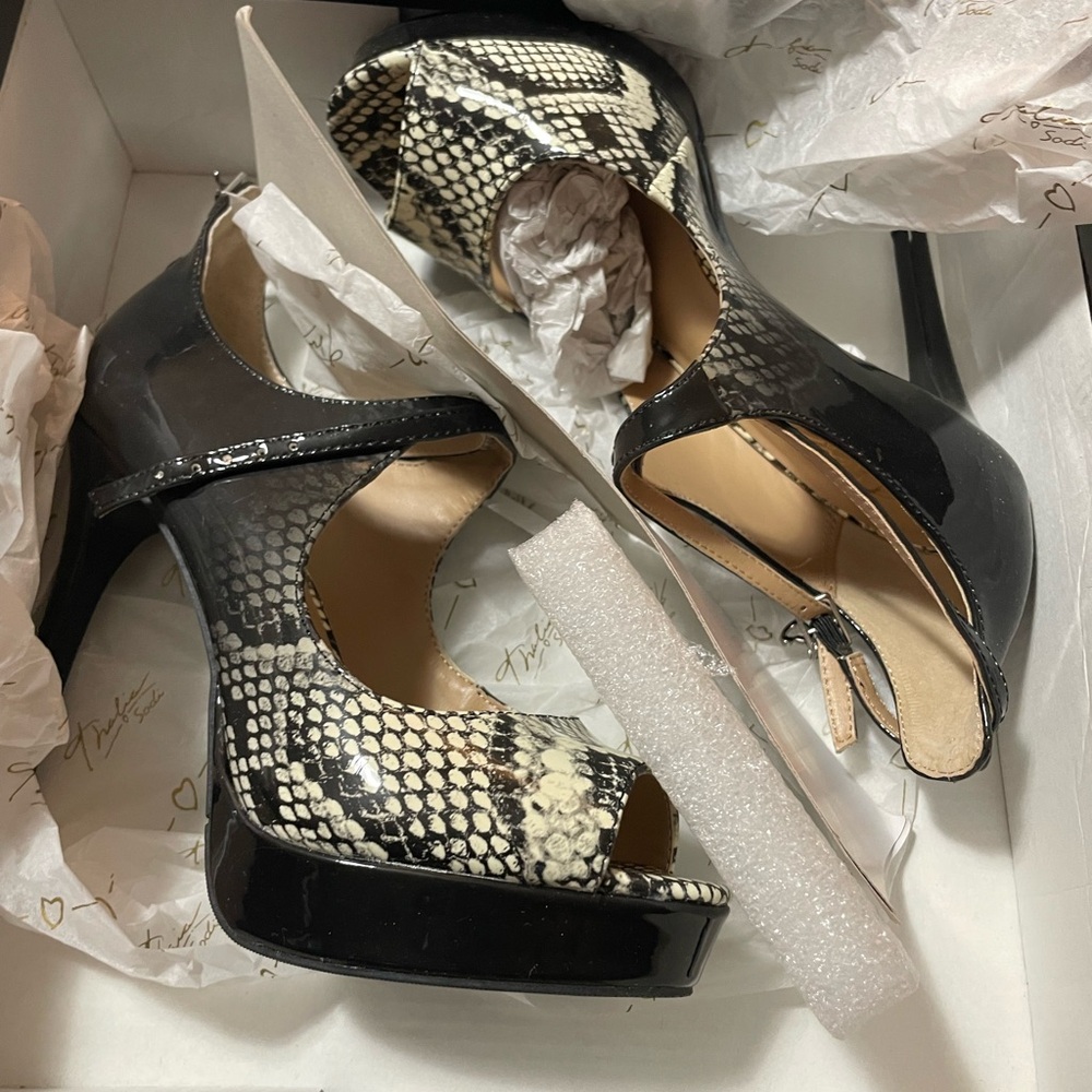 Thalia Soda Black/Cream Snake Skin Print Platform Ankle Strap Stiletto. Sz 6.5